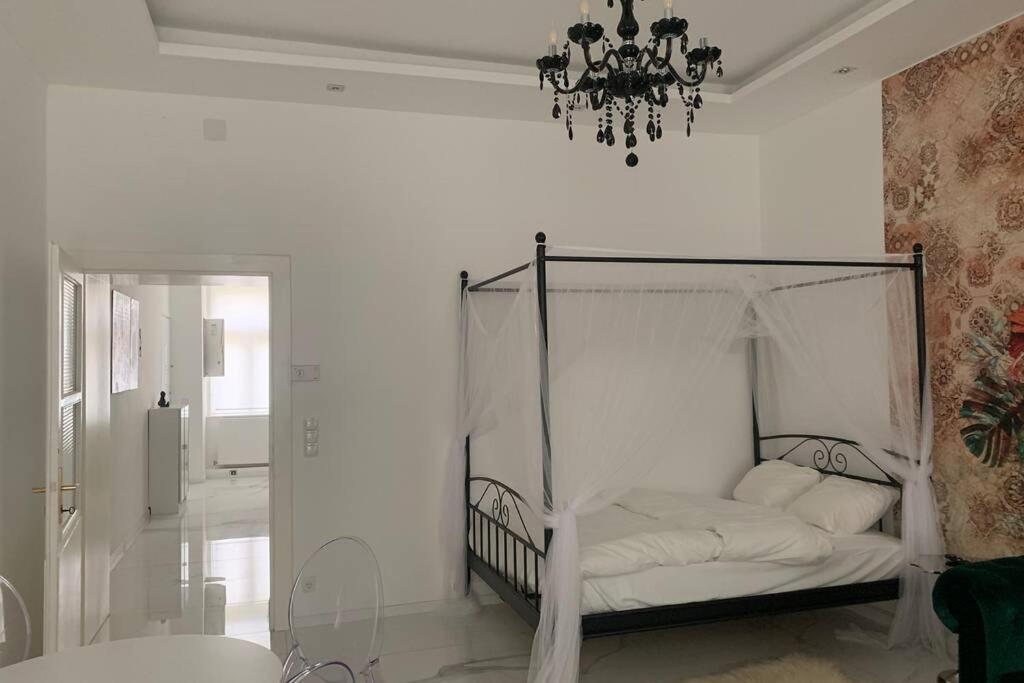 Cool City Center Apt. @ Metro And Shopping Street Виена Екстериор снимка